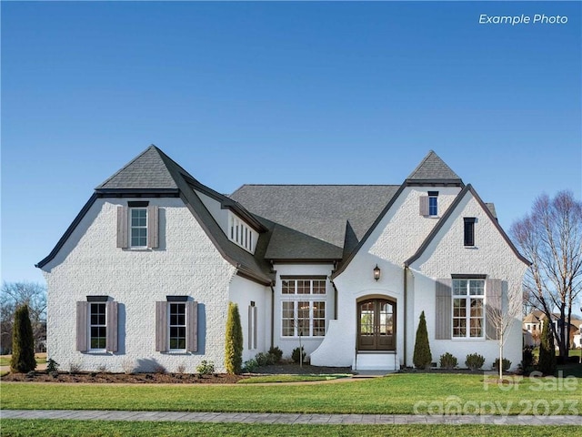 view of front facade with a front lawn