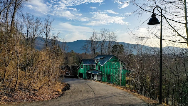 view of front of property featuring a mountain view