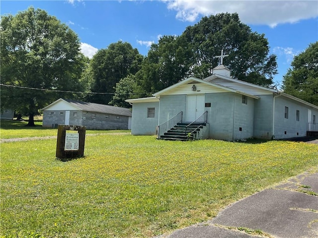 view of front of home with a front yard