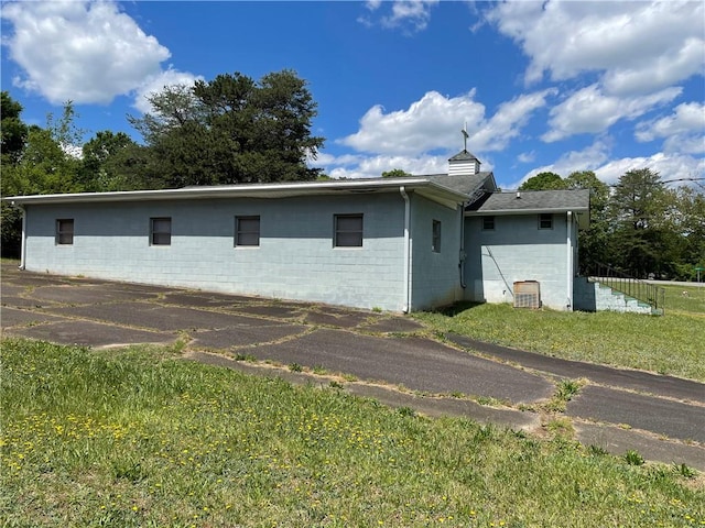 view of front of home featuring a front lawn