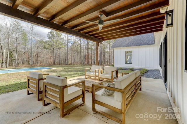 view of terrace featuring an outdoor hangout area and ceiling fan