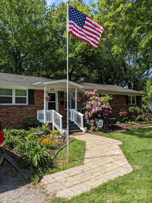 view of front of property featuring a front yard