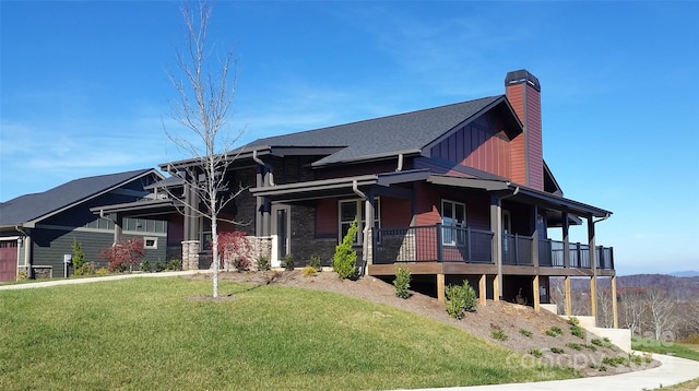 view of front of property featuring a front lawn and covered porch