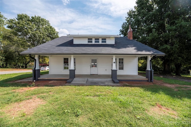 view of front facade with covered porch and a front lawn