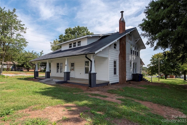 view of front of house with a porch and a front yard