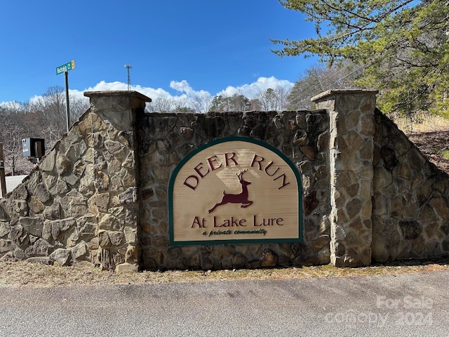 view of community / neighborhood sign