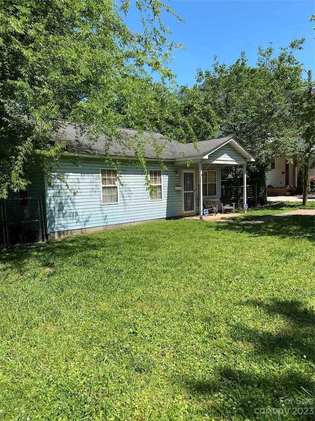 view of front facade with a front yard