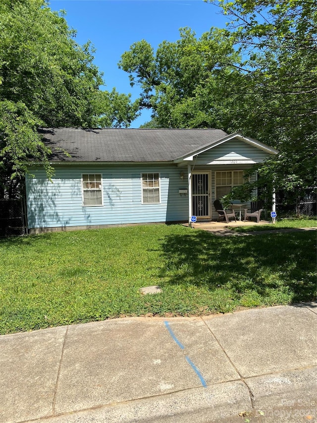 single story home with a front lawn