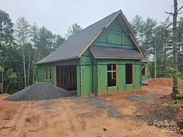 view of outdoor structure featuring an outbuilding