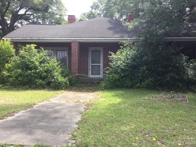 view of front of property featuring a front yard