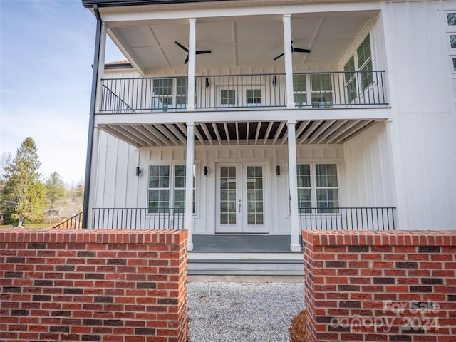 entrance to property featuring ceiling fan