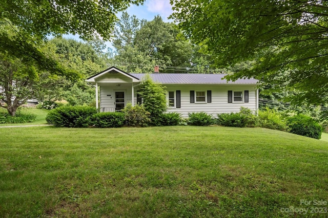 ranch-style home featuring a front yard