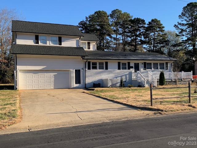 view of front property featuring a garage