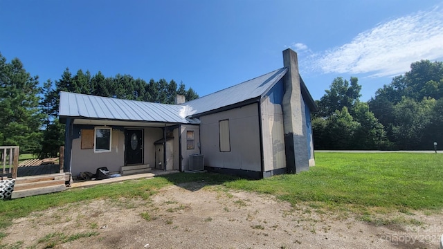 view of front of house featuring a front yard