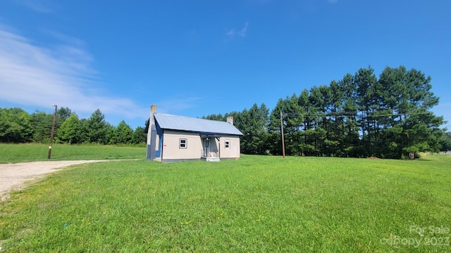 view of yard featuring an outdoor structure