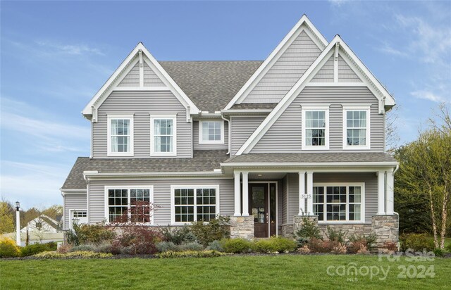 craftsman inspired home featuring a front yard