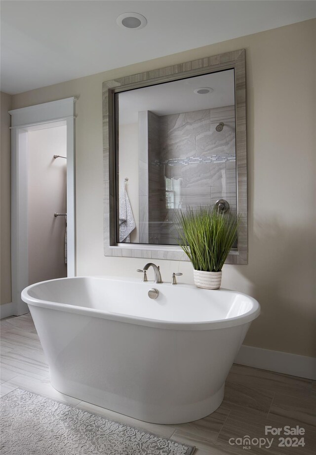 bathroom featuring a washtub