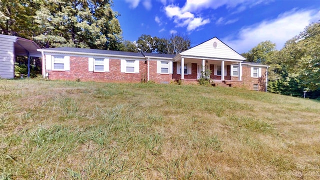 view of front of property featuring a front lawn