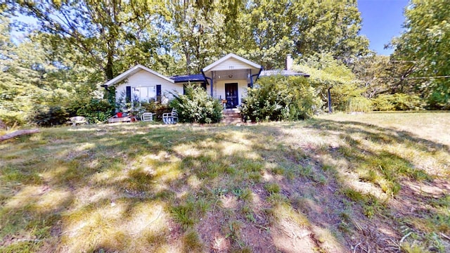 view of front of property with a front yard