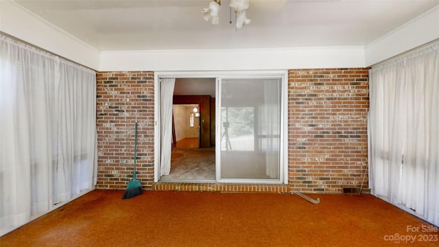 spare room featuring light carpet, a notable chandelier, and crown molding