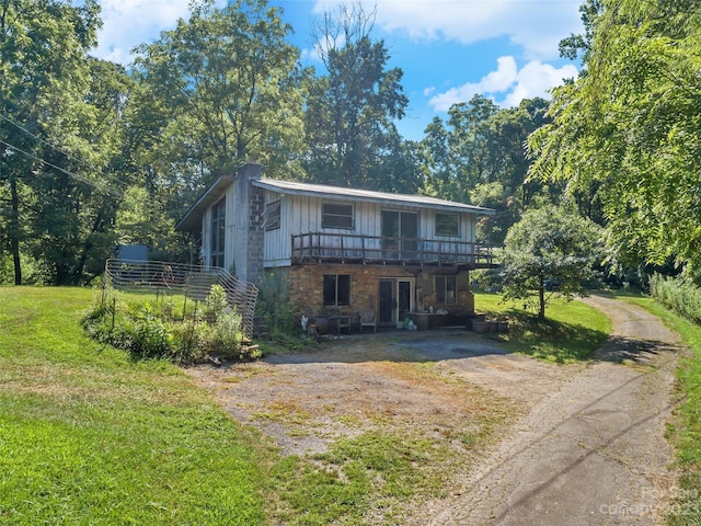 view of front of property featuring a front yard