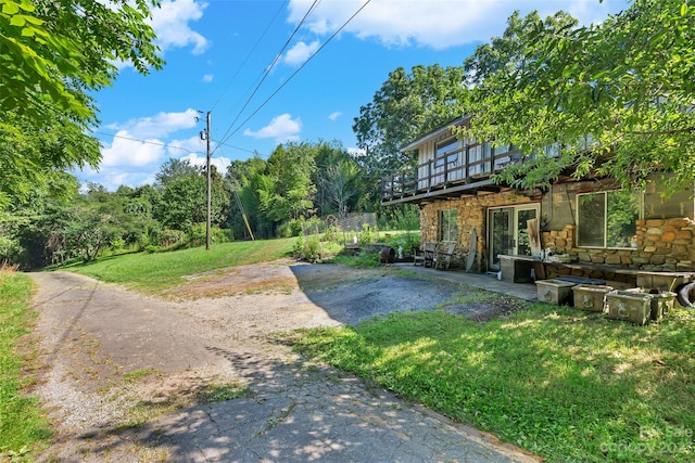 view of yard with a patio area