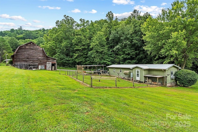 view of yard with an outbuilding