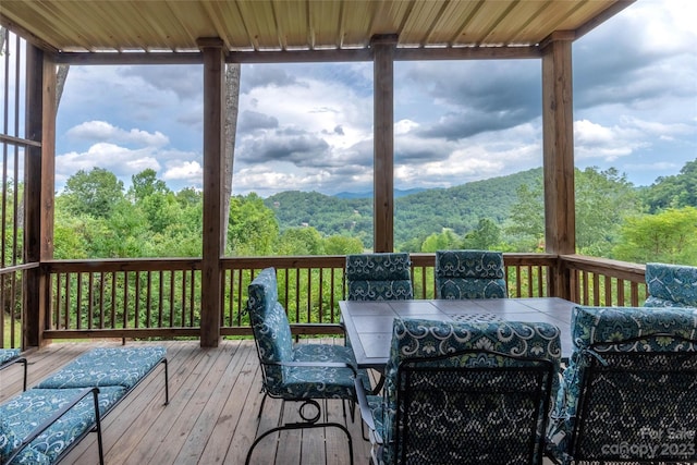 unfurnished sunroom with a healthy amount of sunlight