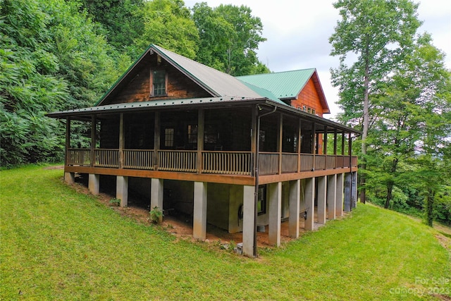 back of house featuring a lawn