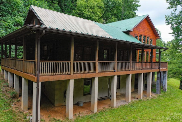 back of house featuring a yard