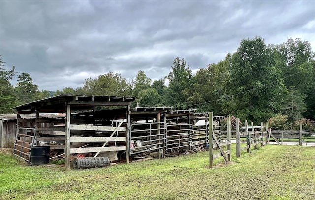 view of horse barn featuring a yard