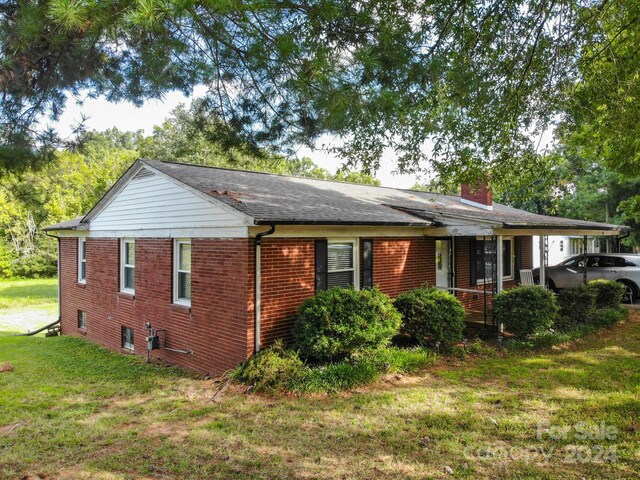 view of front of home with a front lawn