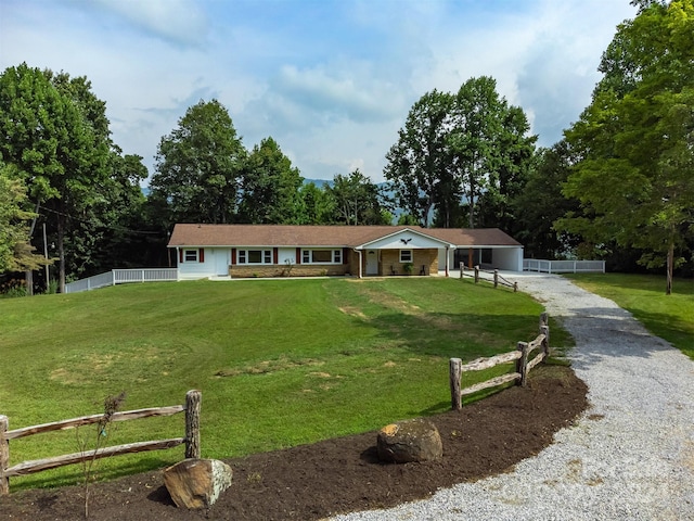 ranch-style house featuring a front yard