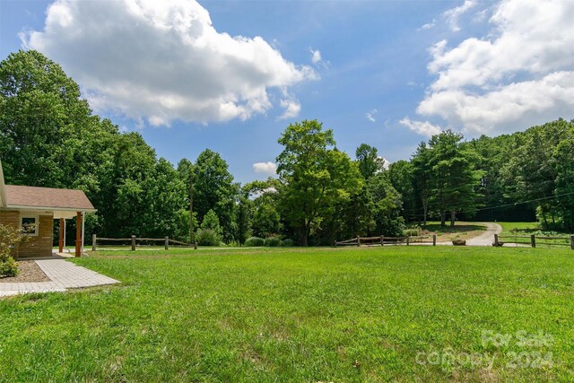 view of yard featuring a rural view