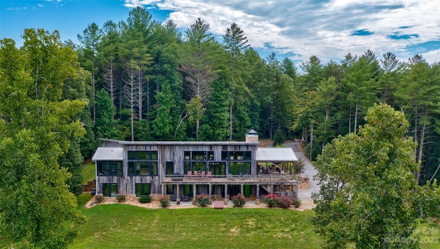 back of house featuring a yard