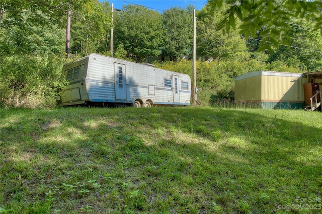 view of yard with a storage shed