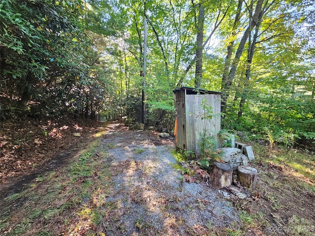 view of yard with an outdoor structure