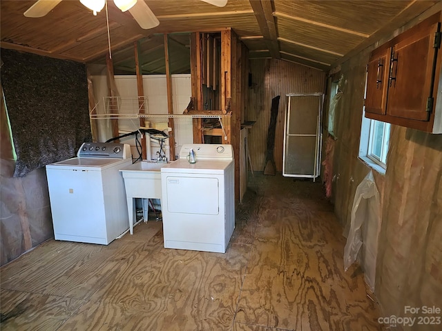 washroom featuring ceiling fan and independent washer and dryer