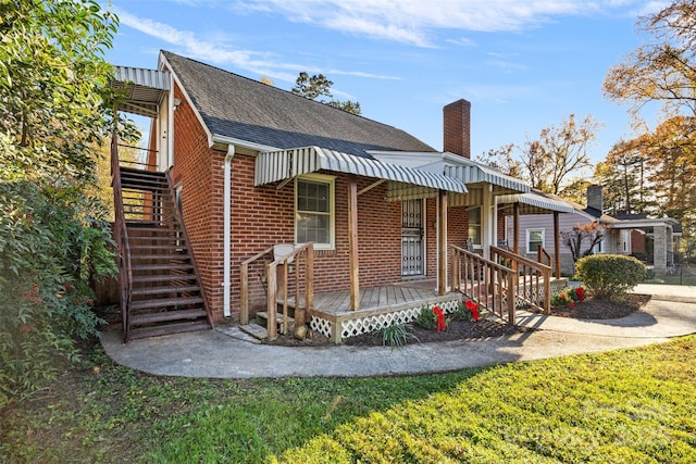 view of front of house with a front lawn