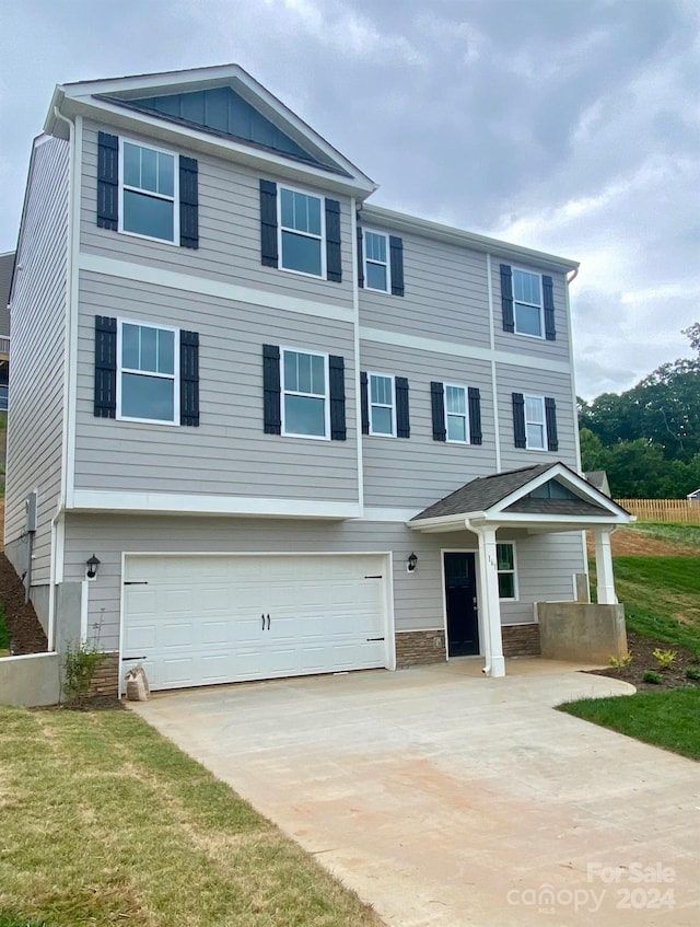 view of front of home featuring a front lawn and a garage