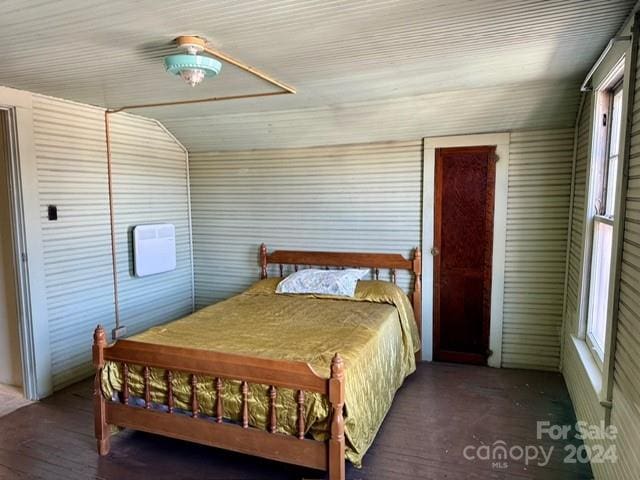 bedroom with ceiling fan and vaulted ceiling