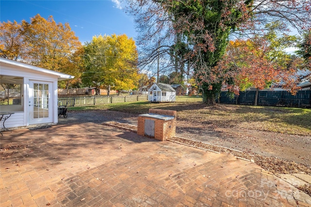 view of yard featuring a patio