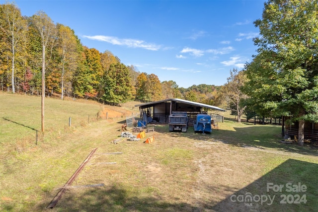 view of yard with an outdoor structure