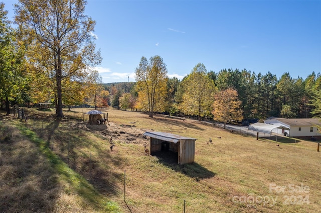 view of yard featuring a rural view