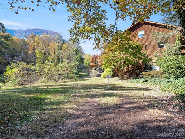 view of yard featuring a mountain view