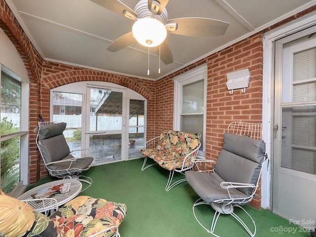 sunroom with ceiling fan