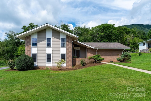 tri-level home featuring a front yard