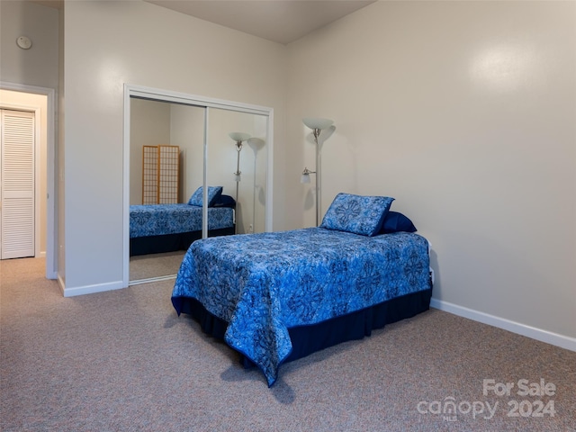 bedroom featuring carpet flooring and a closet