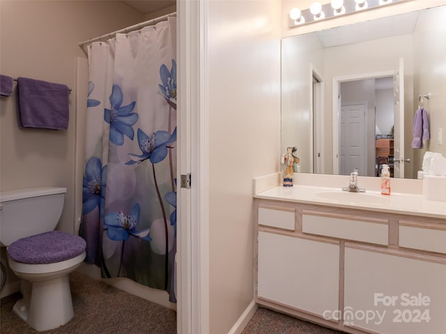 bathroom featuring a shower with shower curtain, toilet, and vanity