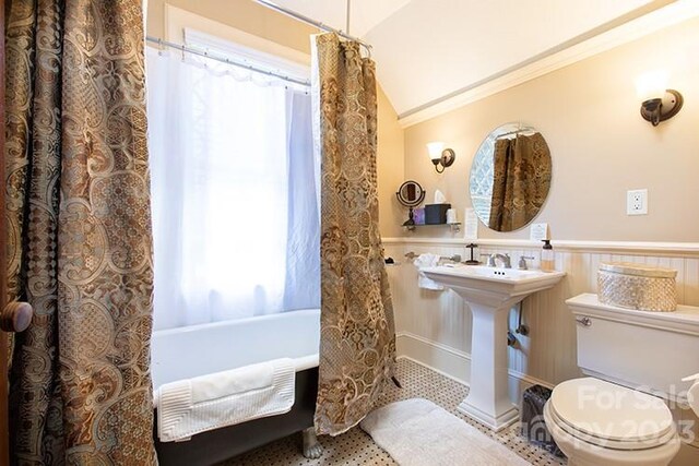 full bathroom featuring crown molding, shower / bath combo, sink, toilet, and lofted ceiling